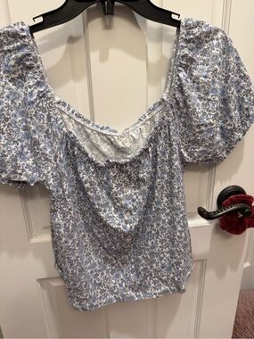 American Eagle Outfitters Light Blue Floral Puff-Sleeve Top